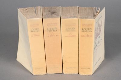 trois livres sont empilés sur une table