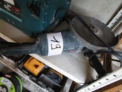 une photo d'une perceuse et d'autres outils dans un garage