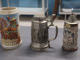 trois chopes à bière posées les unes à côté des autres sur une table