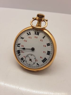 une montre de poche en or avec des chiffres romains