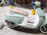 un scooter garé dans un garage