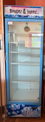 un réfrigérateur sur lequel est apposée une affiche