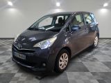 la petite voiture est garée sur le sol en damier du garage