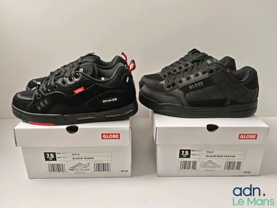 deux paires de baskets noires posées sur une boîte