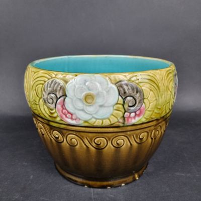 un bol jaune et bleu orné d'un motif floral
