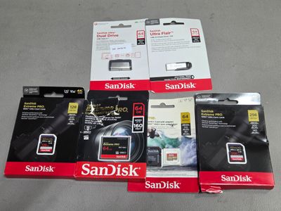 trois cartons contenant des téléphones portables posés sur une table