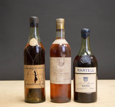 trois bouteilles de vin sont alignées sur une table en bois