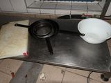 deux casseroles et un saladier posés sur une table dans une cuisine