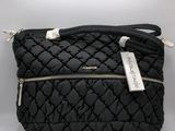 sac à bandoulière noir matelassé, doté de fermetures éclair argentées et d'une étiquette