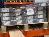 une grande quantité de cartons sur une palette dans un entrepôt