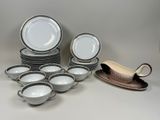 beaucoup d'assiettes et de bols posés sur une table