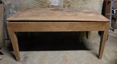 une petite table en bois avec un tiroir en dessous