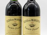 deux bouteilles de vin rouge posées l'une à côté de l'autre sur une surface blanche