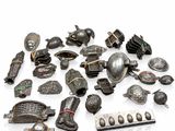 un tas d'objets en argent posés sur une surface blanche