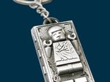 un porte-clés en argent sur lequel figure la photo d'un homme