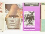 de nombreux livres alignés sur une table