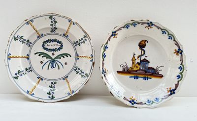 deux assiettes posées côte à côte sur une table