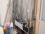 une photo d'une pièce où se trouvent tout un tas d'outils