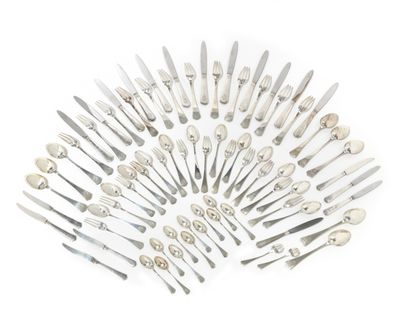 MENAGERE en argent, modèle pyriforme à nervure, les spatules gravées d