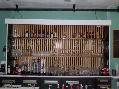 un bar sur lequel sont posées de nombreuses bouteilles et verres