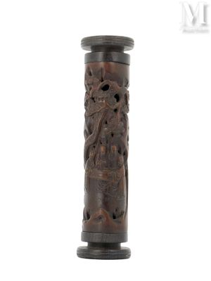 un petit vase en bois orné d'un motif sculpté