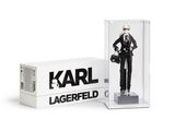 Figurine de Karl Lagerfeld dans une boîte transparente sur fond blanc