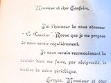 un menu de restaurant posé sur une table dans un restaurant