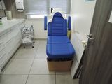 une photo d'une salle de consultation avec une chaise bleue
