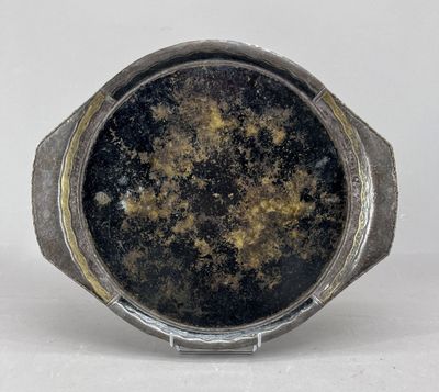 un gros plan d'une bague en argent ornée d'une pierre noire au centre