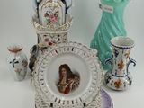 une assiette sur laquelle est représentée une femme, à côté d'un vase, et une assiette sur laquelle est représentée une femme