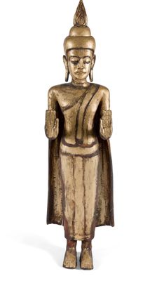une image représentant une statue d'une personne debout, les mains dans les poches