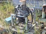 une vieille machine qui traîne dans l'herbe