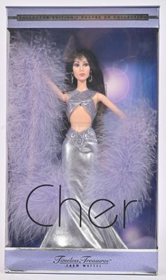 La poupée Barbie se trouve dans une boîte décorée de plumes.