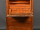 une vieille commode en bois avec un plateau en marbre et des tiroirs