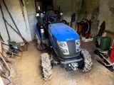 un tracteur bleu garé dans un garage