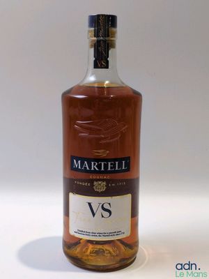 une bouteille de whisky posée sur une table, sur fond blanc