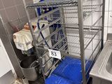 une étagère métallique avec un bac bleu au milieu d'une cuisine