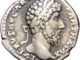 une pièce d'argent représentant la tête d'un homme coiffé d'une couronne