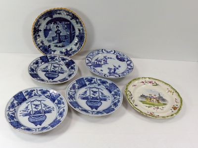 six assiettes bleues et blanches sur lesquelles figurent un homme et une femme