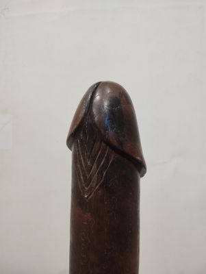 EROTISME Important phallus en bois exotique patiné gravé de …