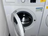 un lave-linge et un sèche-linge dans le coin d'une pièce