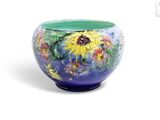 un vase coloré orné de fleurs peintes sur fond blanc