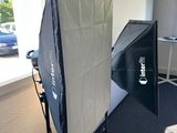 une photo montrant un studio photo installé dans un coin d'une pièce