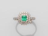 une bague à grappes d'émeraudes et de diamants