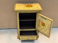 Petit meuble d'appoint en bois à décor d'éléphants. (photo 4)