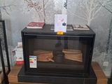 une vitrine en verre contenant un tas de bois