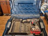 une boîte à outils avec des outils posés sur une table