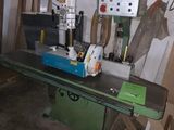 une grande machine installée dans une pièce