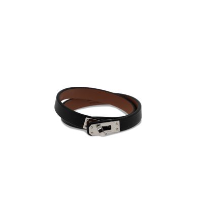 un bracelet en cuir noir avec une boucle en argent sur fond blanc