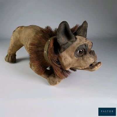 une peluche allongée sur une surface blanche